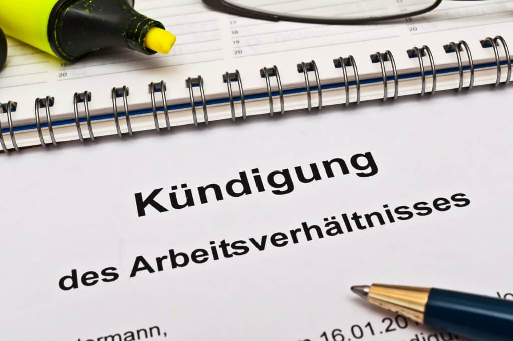 Arbeitsrecht und Kündigungsschutz: Eine personenbedingte Kündigung aufgrund des Verlustes der Fahrerlaubnis ist nur unter sorgfältiger Prüfung möglicherweise rechtmäßig!