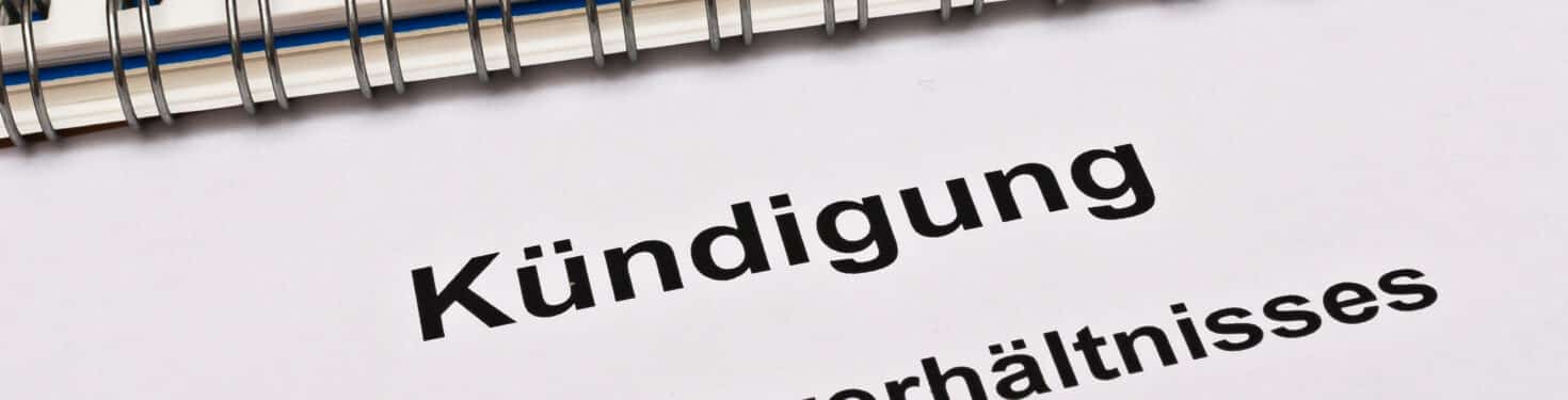 Arbeitsrecht und Kündigungsschutz: Eine personenbedingte Kündigung aufgrund des Verlustes der Fahrerlaubnis ist nur unter sorgfältiger Prüfung möglicherweise rechtmäßig!